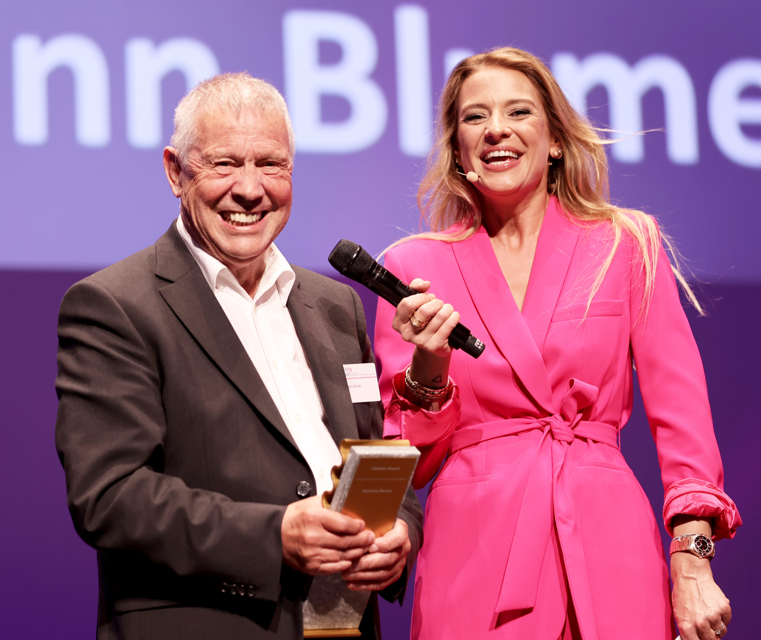 Hermann Blumer erhält den Lifetime Award SJB Kempter Fitze AG